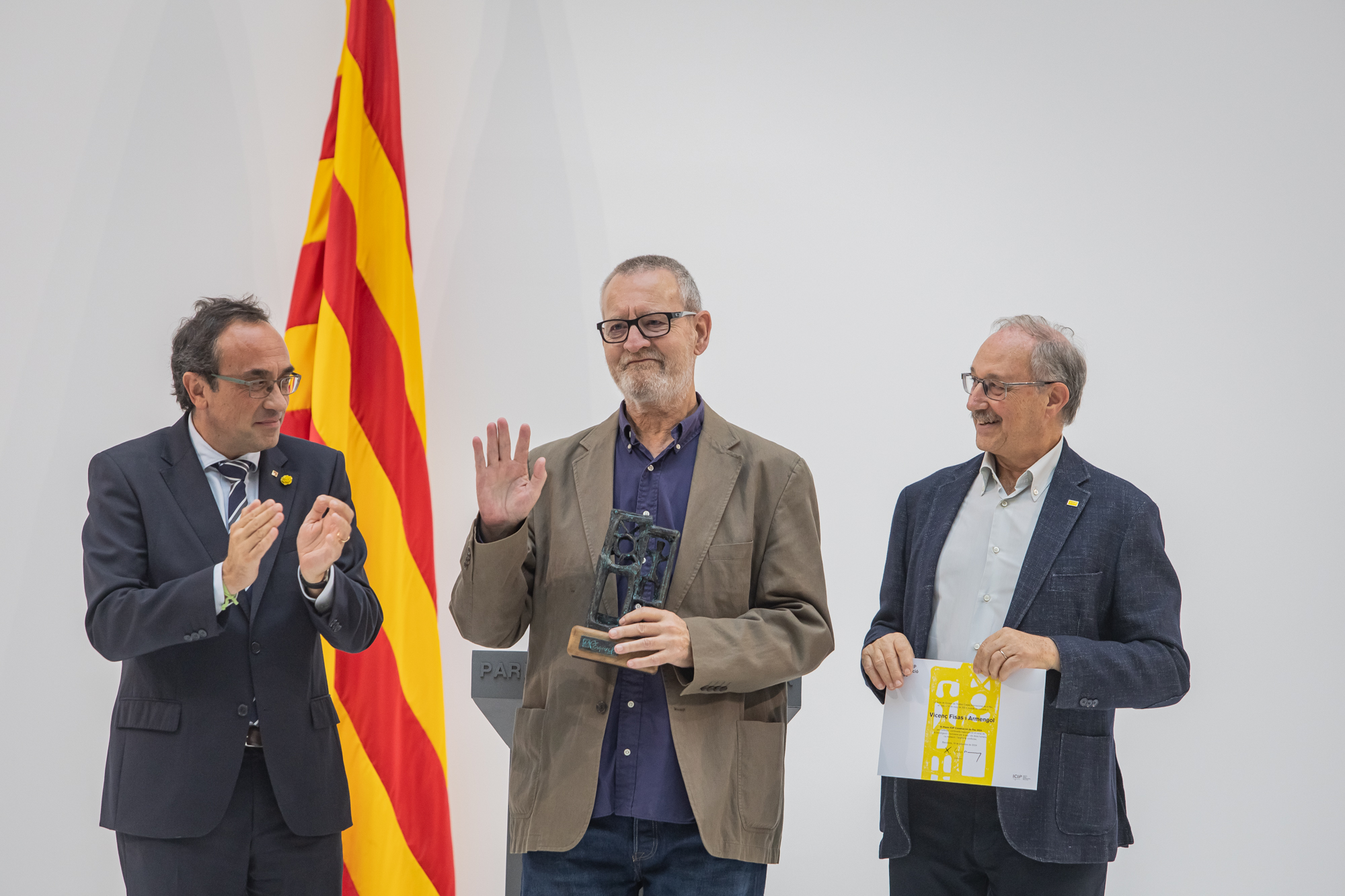 Vicenç Fisas receives the ICIP Peace in Progress Award 2024 at the Parliament