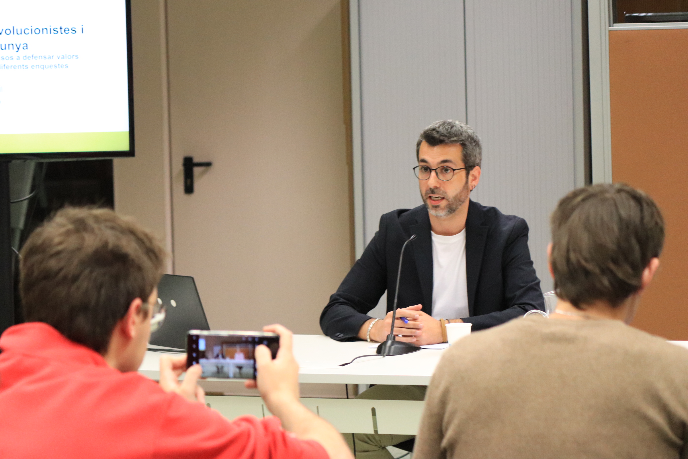 La desconfiança social, la sensació d’inseguretat i les dificultats econòmiques, claus per entendre l’auge de les idees retrògrades i antidemocràtiques